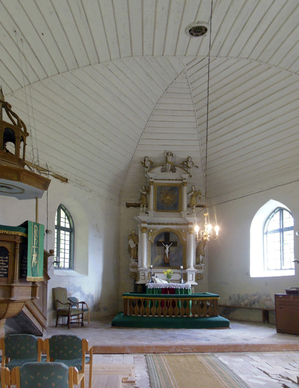 Интерьер алтарной части Гайкской лютеранской церкви со скошенными гранями потолка.