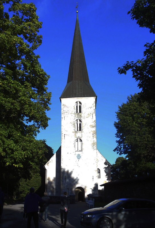 Стройная башня Яунпилсской церкви. Маяк Спасения.