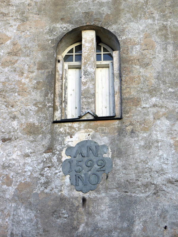 Сдвоенное окно на башне Яунпилсской церкви.