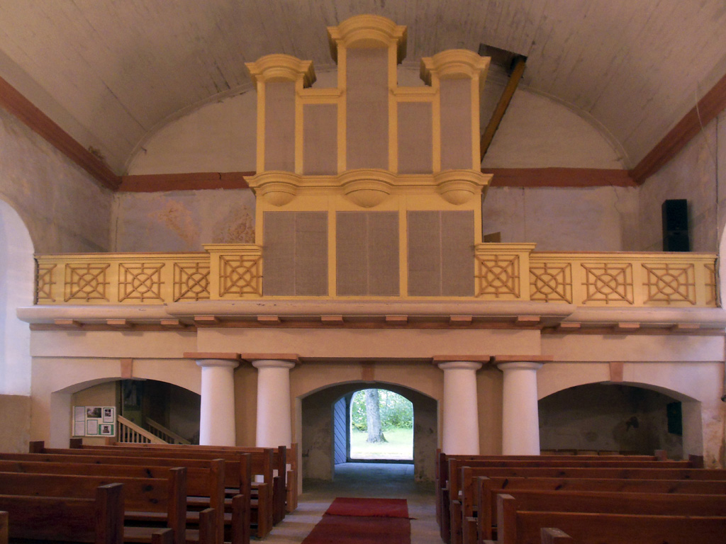 Вид интерьера Ванской церкви в сторону низкого входа-люка.