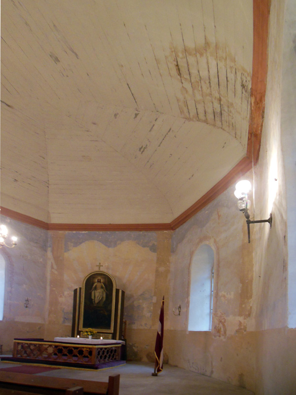 Интерьер алтарной части Ванской церкви даже в таком утраченном виде создает впечатление трюма корабля Спасения.