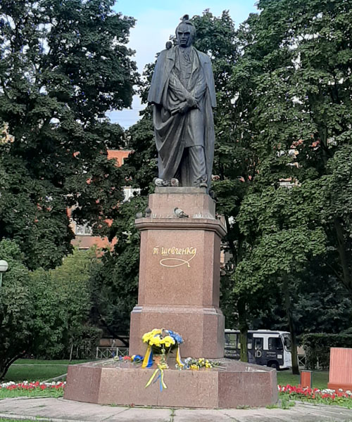 Памятник Тарасу Шевченко в Петербурге в день независимости Украины