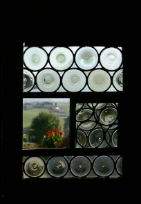 Окно, заполненное круглыми стёклами
