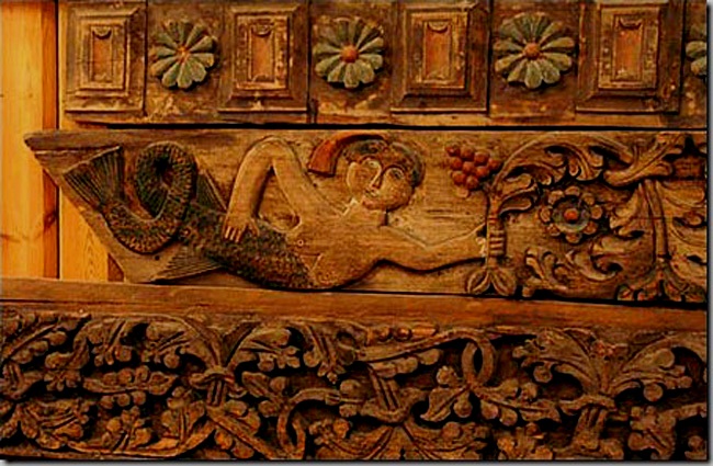 Доски оконного наличника и шкафа с изображением русалок-берегинь. Х1Х в. Резьба, дерево, масляная краска