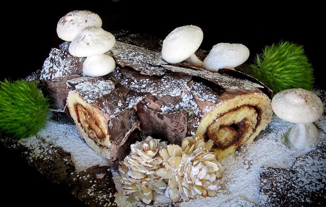 Обрядовое святочное угощение – «сливочное полено», испеченное в виде Коляды (или сербского Бадняка)